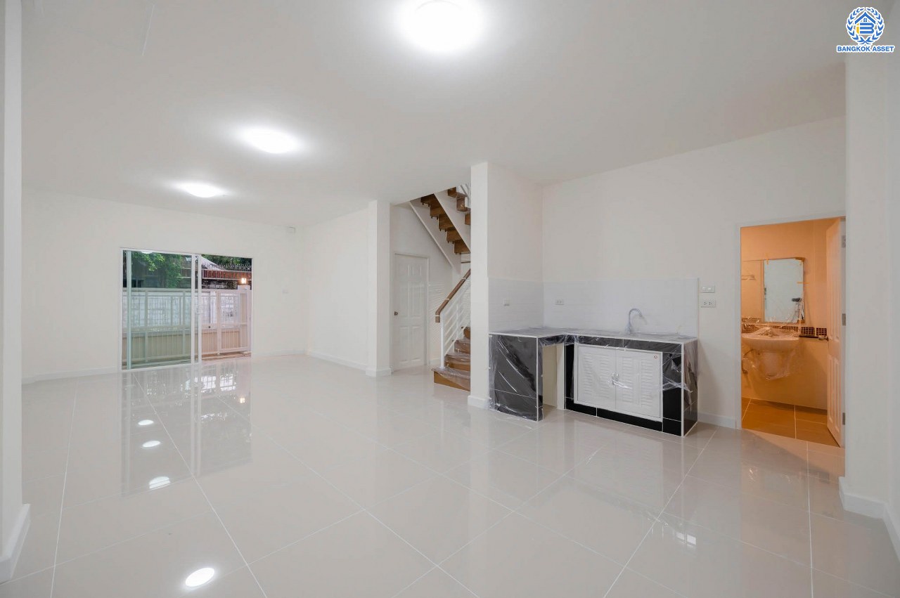 บ้านมือสองตกแต่งใหม่ โครงการ แลนซิโอ วงแหวน-ปิ่นเกล้า เนื้อที่ 37.3 ตร.ว. พื้นที่ใช้สอย 109.33 ตร.ม. พร้อมฟังก์ชัน 3 ห้องนอน 2 ห้องน้ำ จอดรถได้ 1 คัน บนทำเลเดินทางสะดวก ใกล้ถนนกาญจนาภิเษก เข้า-ออกได้หลายเส้นทาง ใกล้จุดขึ้นทางด่วน "ศรีรัช" และรถไฟฟ้าสายสีม่วง "สถานีสามแยกบางใหญ่"